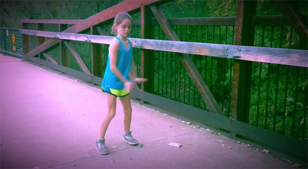 11-jähriges Mädchen mit unglaublichen Tanzbewegungen