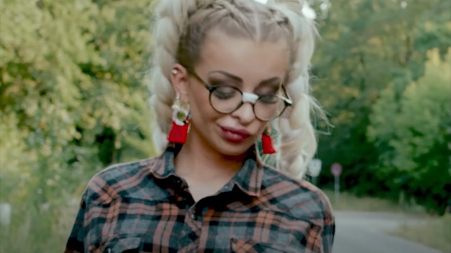 Szene aus dem Musikvideo zu "Sex Tape" von Katja Krasavice.